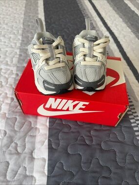 Nike Kids Gray and White Vomero 5 Running Sneakers